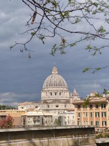 einen Blick auf das Kapitolgebäude von einer Brücke aus in der Unterkunft Vatican Heart Leone Apartment at Roman Terrace in Rom