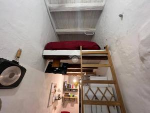 巴勒摩的住宿－Casa Joanna，小房间设有两张双层床和梯子