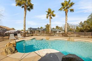 Spacious Desert Getaway! 1-Story, 5BR, 3 Master Suites, Casita, Pool, EV, Game Room