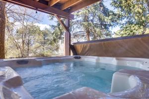 una bañera de hidromasaje en medio de un patio en Lovely Colorado Springs Home Mtn Views and Hot Tub!, en Colorado Springs