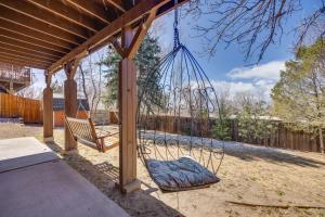 uma rede num gazebo com um baloiço em Lovely Colorado Springs Home Mtn Views and Hot Tub! em Colorado Springs