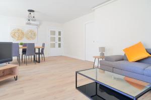 salon z kanapą i stołem w obiekcie Impresionante apartamento en Playa de la Malagueta w Maladze