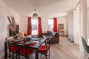 Posedenie v ubytovaní Joli loft équipé, tennis, piscine