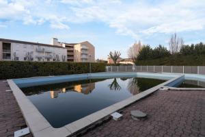 Bazén v ubytovaní Joli loft équipé, tennis, piscine alebo v jeho blízkosti