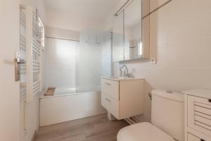 Kúpeľňa v ubytovaní Joli loft équipé, tennis, piscine