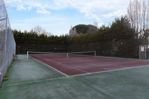 Tenis alebo squash v ubytovaní Joli loft équipé, tennis, piscine alebo jeho okolí