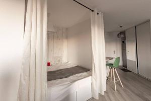Posteľ alebo postele v izbe v ubytovaní Joli loft équipé, tennis, piscine
