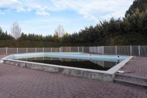 Bazén v ubytovaní Joli loft équipé, tennis, piscine alebo v jeho blízkosti