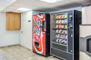 uma máquina de refrigerante num quarto com um frigorífico em Motel 6-Framingham, MA - Boston West em Framingham