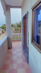 a room with a balcony with a view of the ocean at Emefa Room in Cotonou
