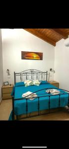 uma cama com um edredão azul com olhos em Villa Oasi Naturale em Marina di Camerota