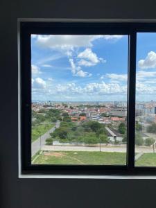 una finestra con vista sulla città di Excelente Ap Mobiliado (Próximo à Rodoviária, Carrefour, Shopping Partage...) a Campina Grande