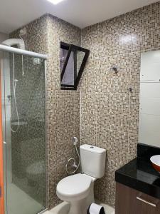 e bagno con servizi igienici e doccia in vetro. di Excelente Ap Mobiliado (Próximo à Rodoviária, Carrefour, Shopping Partage...) a Campina Grande