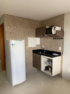 una cucina con frigorifero bianco e forno a microonde di Excelente Ap Mobiliado (Próximo à Rodoviária, Carrefour, Shopping Partage...) a Campina Grande