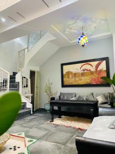 uma sala de estar com um sofá e um piano em DAR Riad Jomana em Marraquexe
