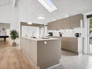 Nørre NebelにあるLuxury Retreat with Pool - By Traum Ferienwohnungenのシンクとカウンタートップのあるキッチン