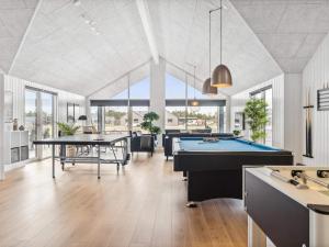 Nørre NebelにあるLuxury Retreat with Pool - By Traum Ferienwohnungenのビリヤード台のある広いリビングルーム