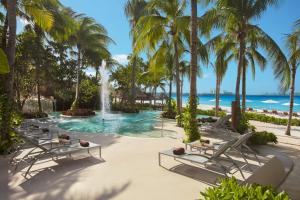 Bazén v ubytování Dreams Sands Cancun Resort & Spa nebo v jeho okolí