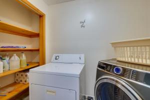 uma máquina de lavar e secar roupa numa lavandaria em Shiloh Vacation Rental with 2 Screened Porches! em Shiloh