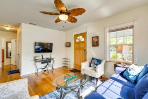 sala de estar con sofá azul y mesa de cristal en Lovely Panama City Cottage Walk to Bayside Beach!, en Panama City