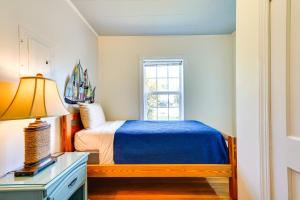 Llit o llits en una habitació de Lovely Panama City Cottage Walk to Bayside Beach!
