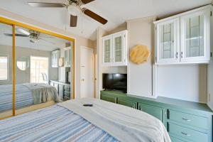 Tempat tidur dalam kamar di Pet-Friendly Vacation Rental in Yuma with Grill!