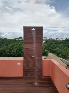 eine Dusche auf dem Dach eines Gebäudes in der Unterkunft Flat com Terraço Pipa Beleza Resort in Pipa