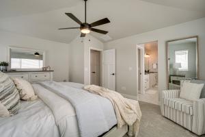 une chambre blanche avec un lit et un ventilateur de plafond dans l'établissement Family-Friendly Townhome about 2 Mi to Windsor Lake!, à Windsor