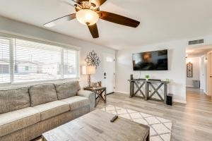 - un salon avec un canapé et un ventilateur de plafond dans l'établissement Charming Home with Patio - 2 Mi to Lake Havasu!, à Lake Havasu City