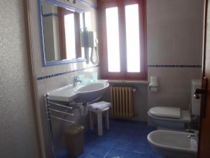 Hotel Alpe Fleurie tesisinde bir banyo