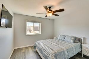 - une chambre avec un lit et un ventilateur de plafond dans l'établissement Charming Home with Patio - 2 Mi to Lake Havasu!, à Lake Havasu City