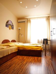 1 dormitorio con 2 camas y ventana en Budapest Center House, en Budapest