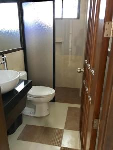 uma casa de banho com um WC e um lavatório em Sajo Plaza & Residences em Iloilo