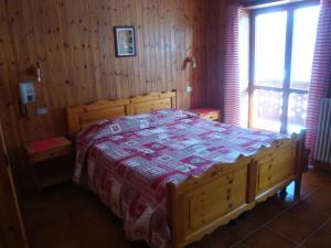 Ένα ή περισσότερα κρεβάτια σε δωμάτιο στο Hotel Alpe Fleurie