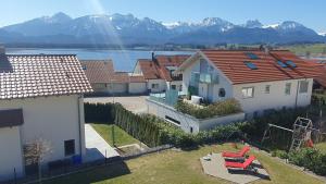 eine Gruppe von Häusern mit Bergen im Hintergrund in der Unterkunft Ferienhaus Luca in Füssen