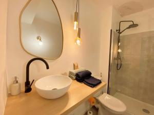 Kúpeľňa v ubytovaní Appartement cosy avec balcon + 16 fotografií