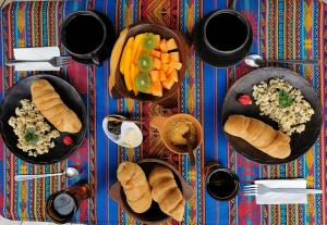une table avec des assiettes de nourriture et des bols de légumes dans l'établissement La Choza - Casa Suaya La Esperanza, à Ibarra