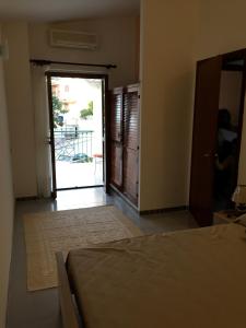 Un dormitorio con una cama y una puerta a un patio. en Casa Simona, en Villasimius
