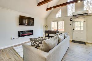 un soggiorno con divano e camino di Quiet East Stroudsburg Home with Grill and Fireplace! a East Stroudsburg