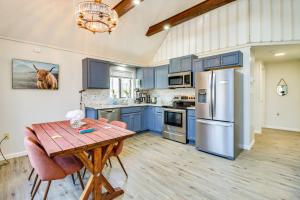 una cucina con armadi blu e tavolo in legno di Quiet East Stroudsburg Home with Grill and Fireplace! a East Stroudsburg