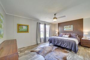 - une chambre avec un lit et un ventilateur de plafond dans l'établissement West Mineral Vacation Rental Home with Fire Pit!, 