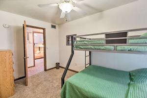 sypialnia z 2 łóżkami piętrowymi i wentylatorem sufitowym w obiekcie Arizona Escape with Patio, Grill, and Fire Pit! w mieście Show Low