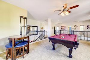 uma sala de estar com uma mesa de bilhar e uma ventoinha de tecto em Arizona Vacation Rental with Private Outdoor Pool em Maricopa