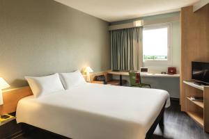 Letto o letti in una camera di ibis Auch