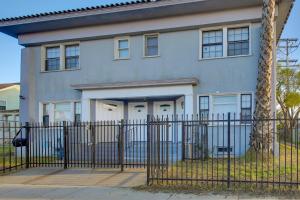 una casa blanca con una valla delante en Sunny California Retreat Near Knotts Berry Farm!, en Long Beach