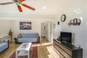 sala de estar con sofá y TV en Sunny California Retreat Near Knotts Berry Farm!, en Long Beach