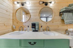 Koupelna v ubytování Ruidoso Cabin Rental with Hot Tub Walk to Main!