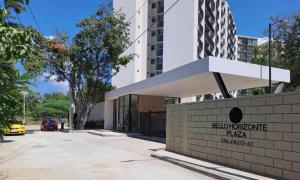 un bâtiment avec un panneau sur le côté du trottoir dans l'établissement Hermoso apto cerca a la playa Bello Horizonte Plaza, à Santa Marta