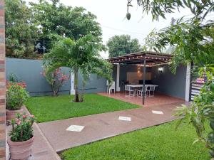 een tuin met een tafel en een parasol bij Casa Valles in Ciudad Valles