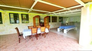 Gallery image of TAHITI - Taharuu Lodge Room 2 in Papara
